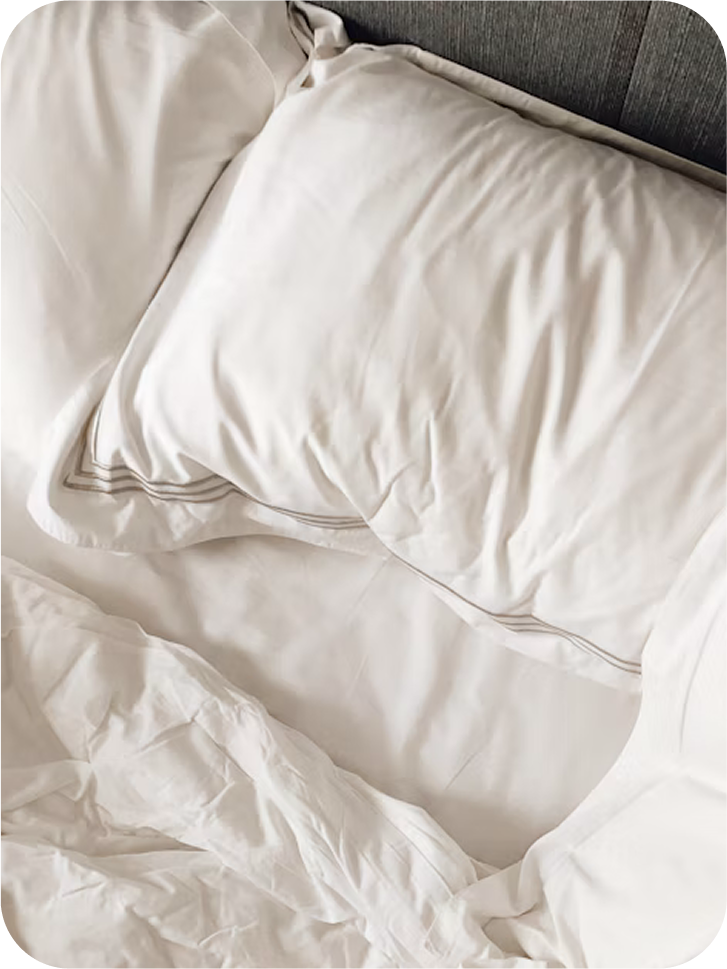 Frau mit überhitztem Gesicht im Schlaf